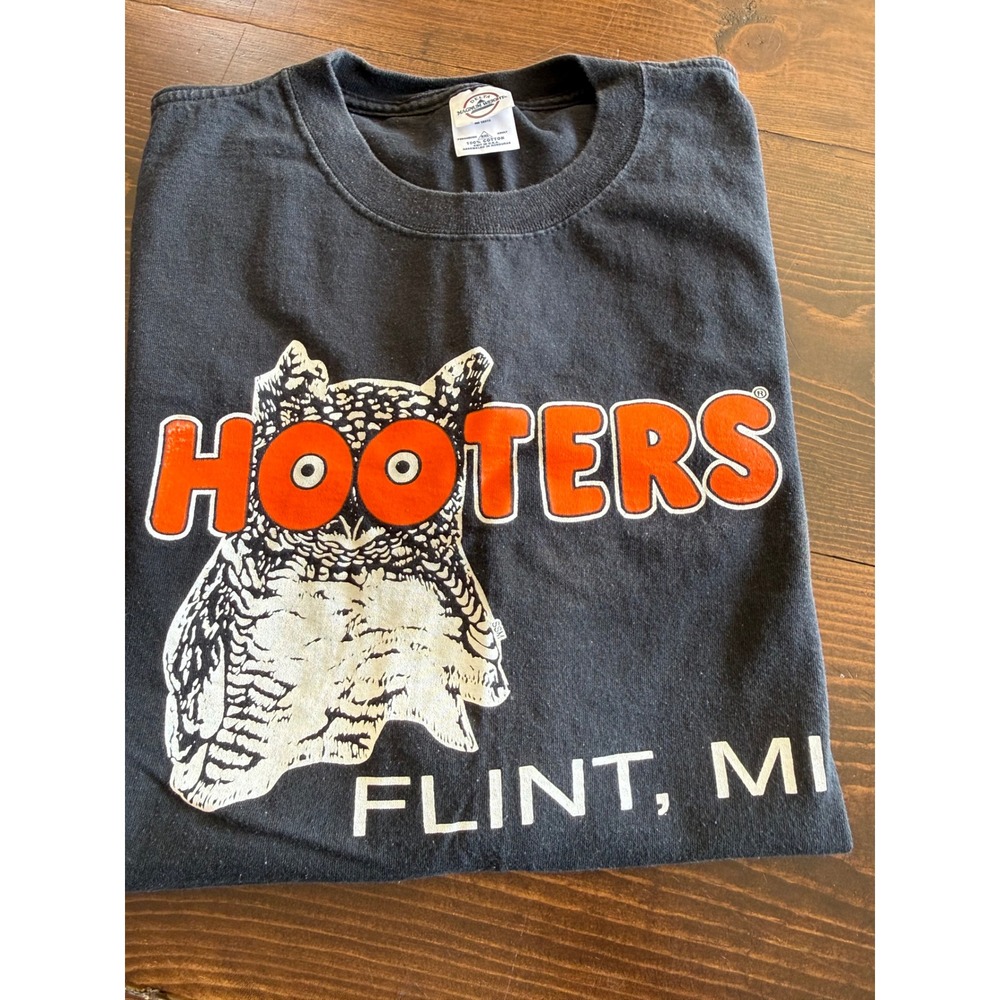 VTG Hooters Flint MI Graphic T-Shirt Mens 2XL Black Delta Magnum Weight Slogan